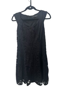 Chetta B floral lace dress features a v-neckline and a sleeveless design size 6